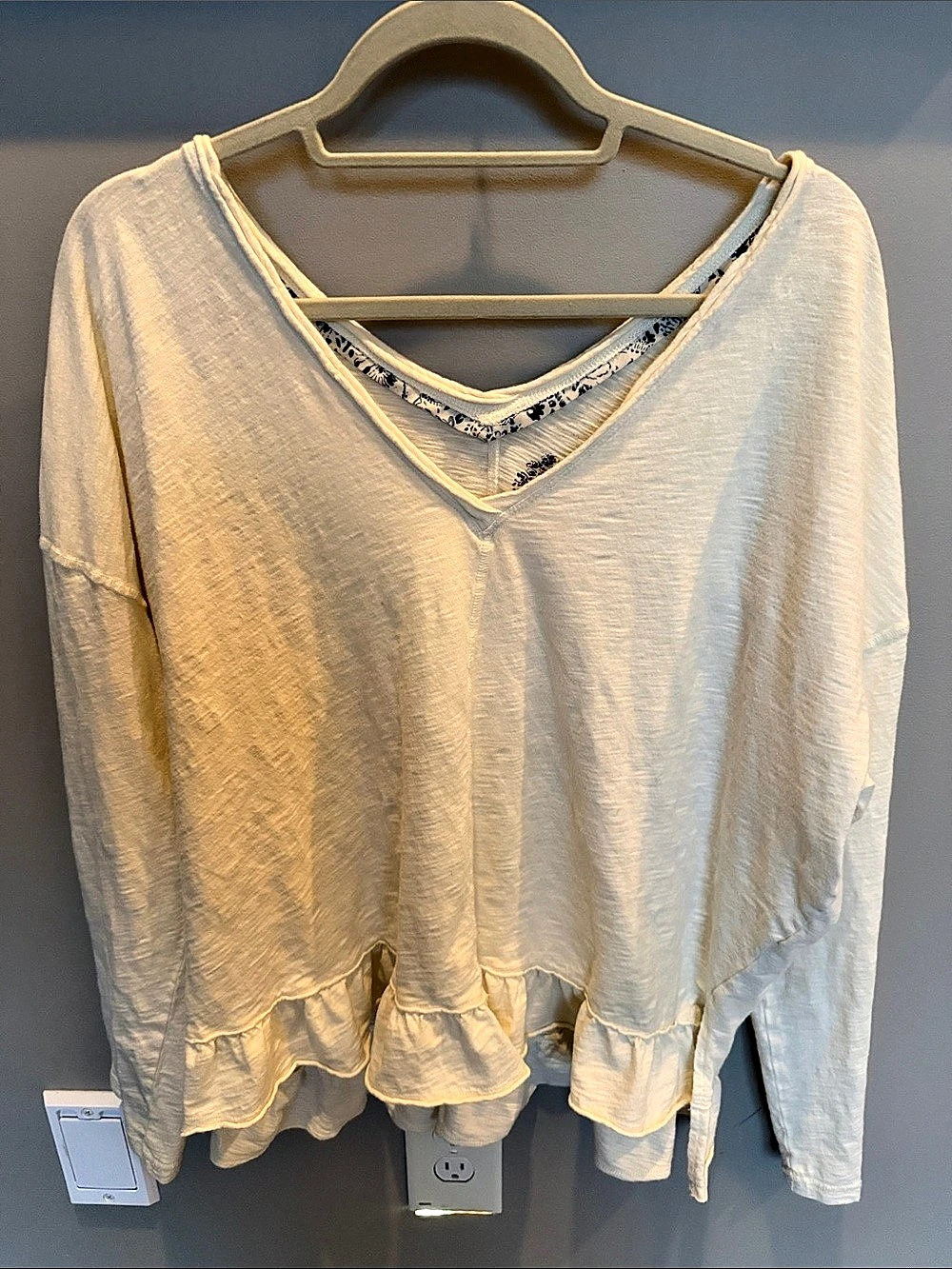 PILCRO Ruffled V-Neck Tunic in White Size XL Like New